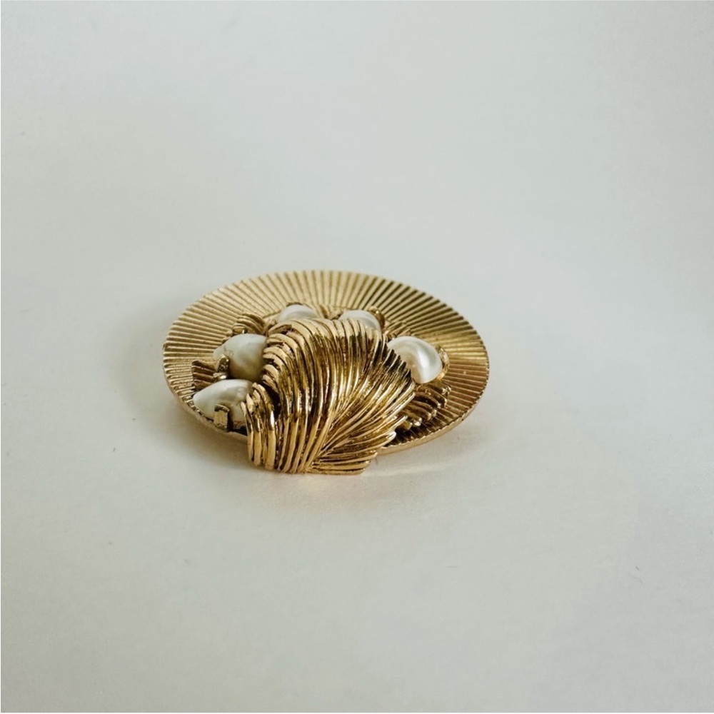 Vintage 1.5” BOUCHER Gold Tone Circular Brooch w Art Deco Style & Faux Pearls - Picture 4 of 6